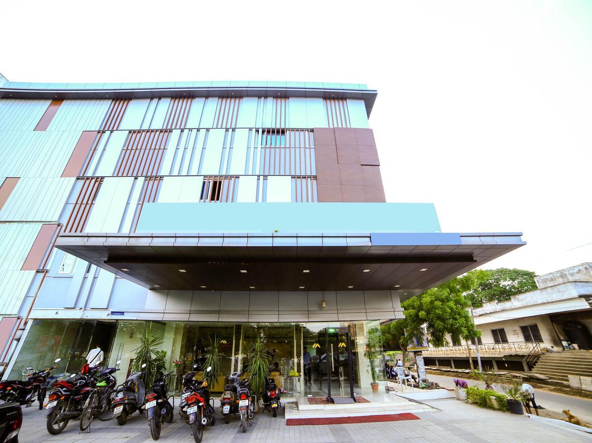 Oyo 6472 Hotel Metropolitan Mohammadnagar Buitenkant foto